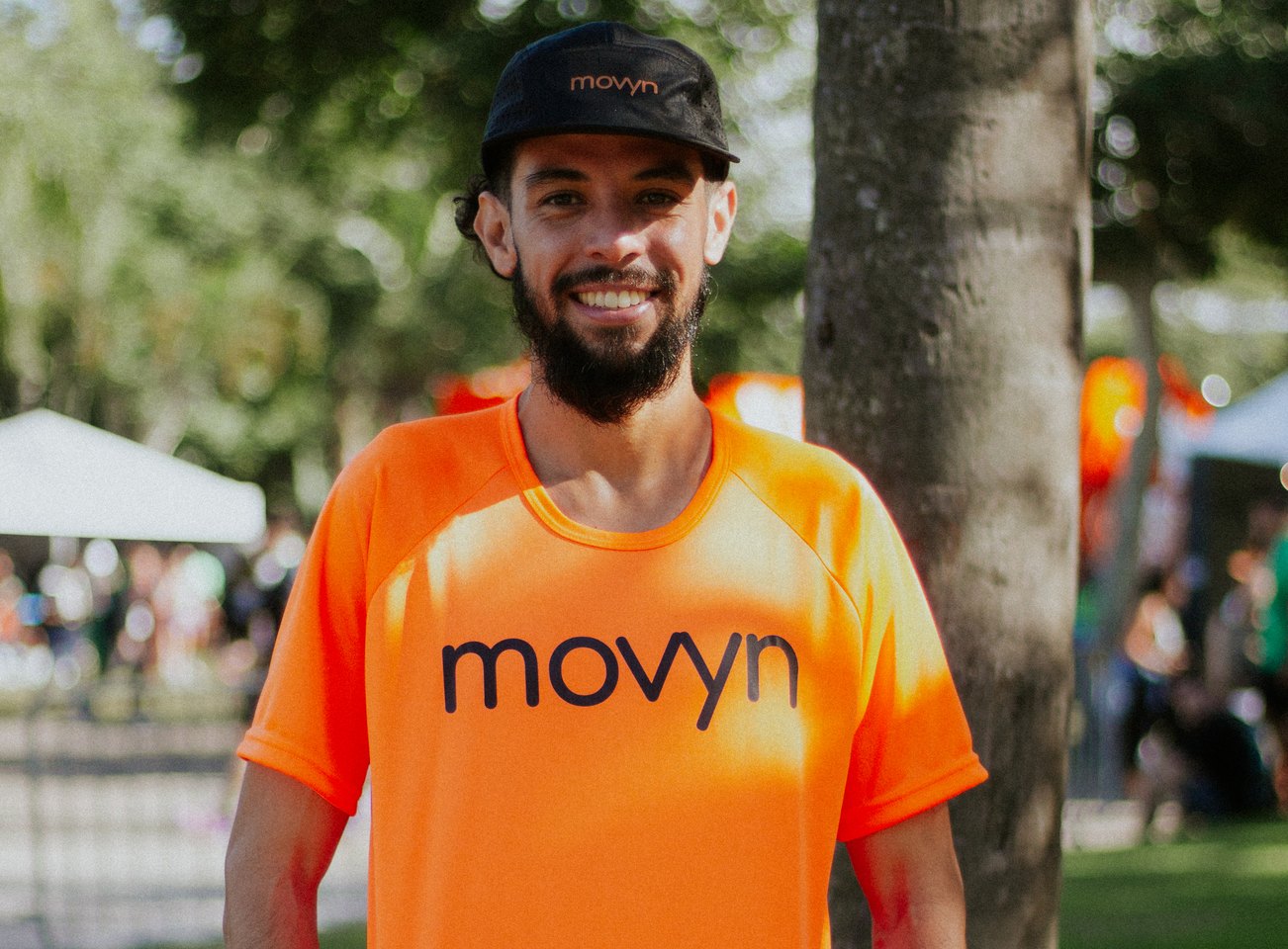 Bruno Cristian med kasket og orange Movyn-trøje efter Rio-maratonen